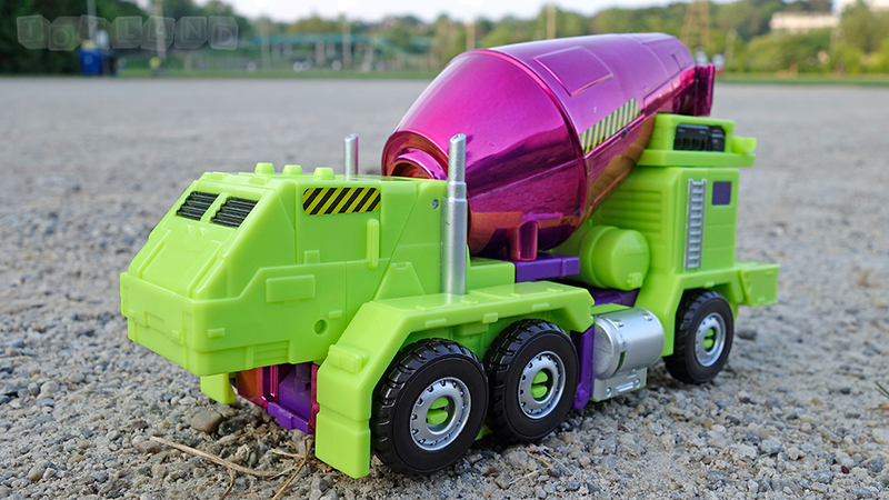 Illustration for article titled The Colossal New Transformers Devastator Is Better than the Original